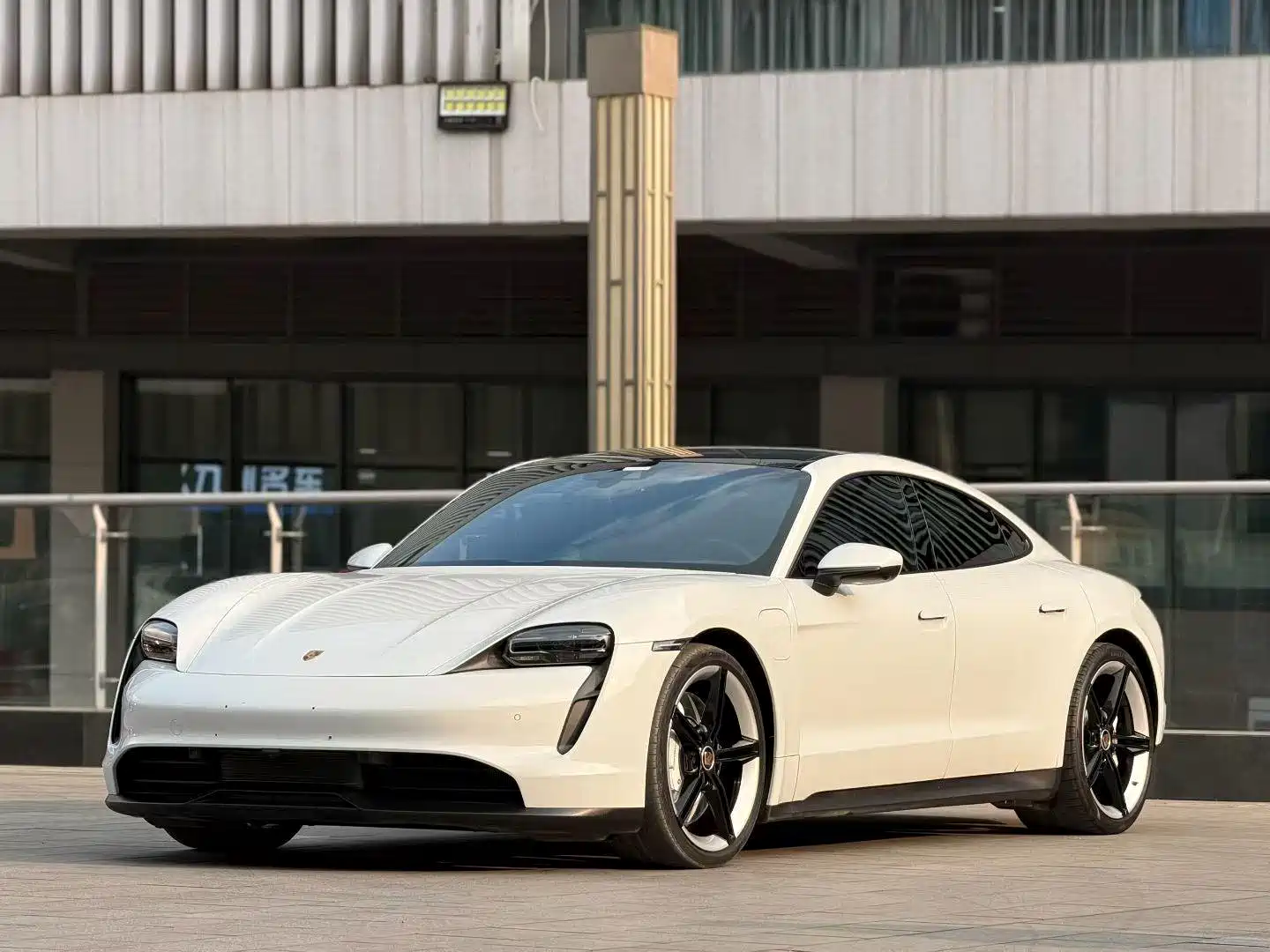 صورة 1 - Porsche Taycan
