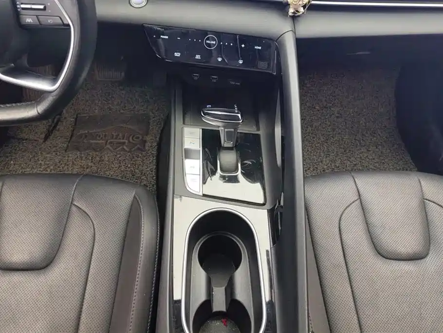 Hyundai Elantra 2021 1.5L CVT LUX Premium Edition фото 16