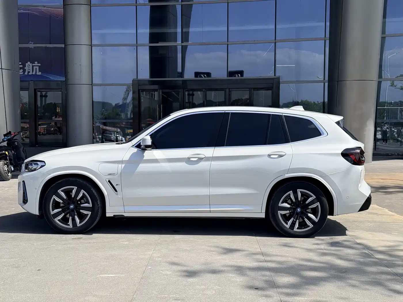 BMW iX3 2022 Leading Edition фото 7