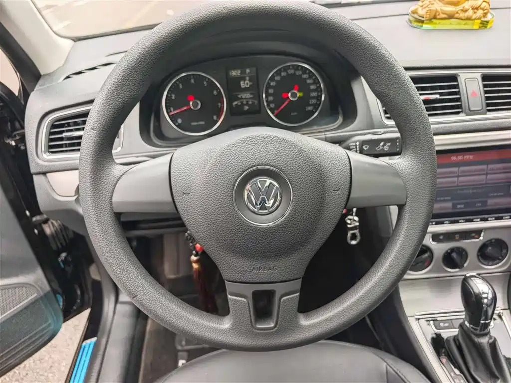Volkswagen Lavida 2015 1.6L Automatic Comfort Edition фото 19