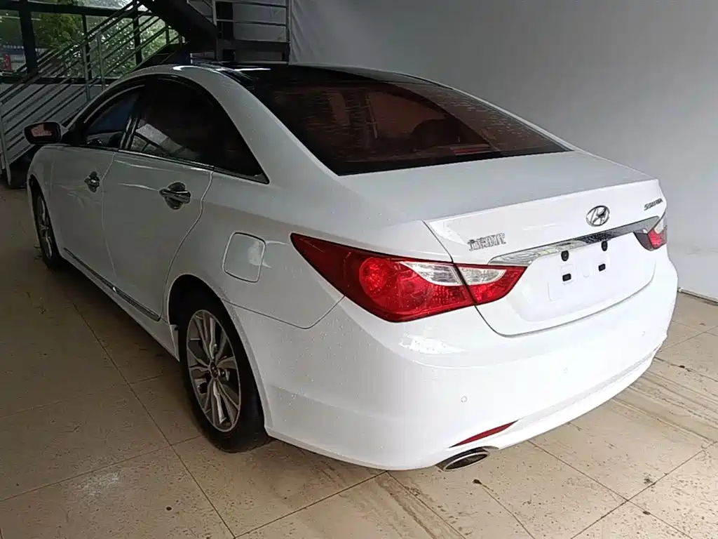 Hyundai Sonata 2014 2.0L Automatic Luxury фото 5