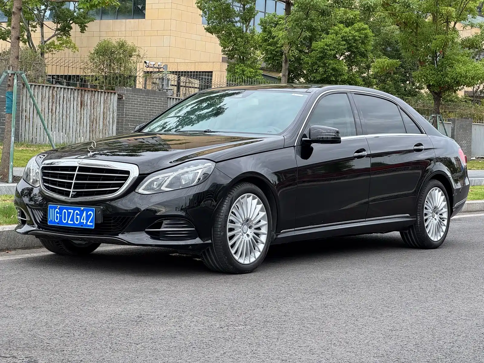 Фото 1 - Mercedes-Benz E-Class