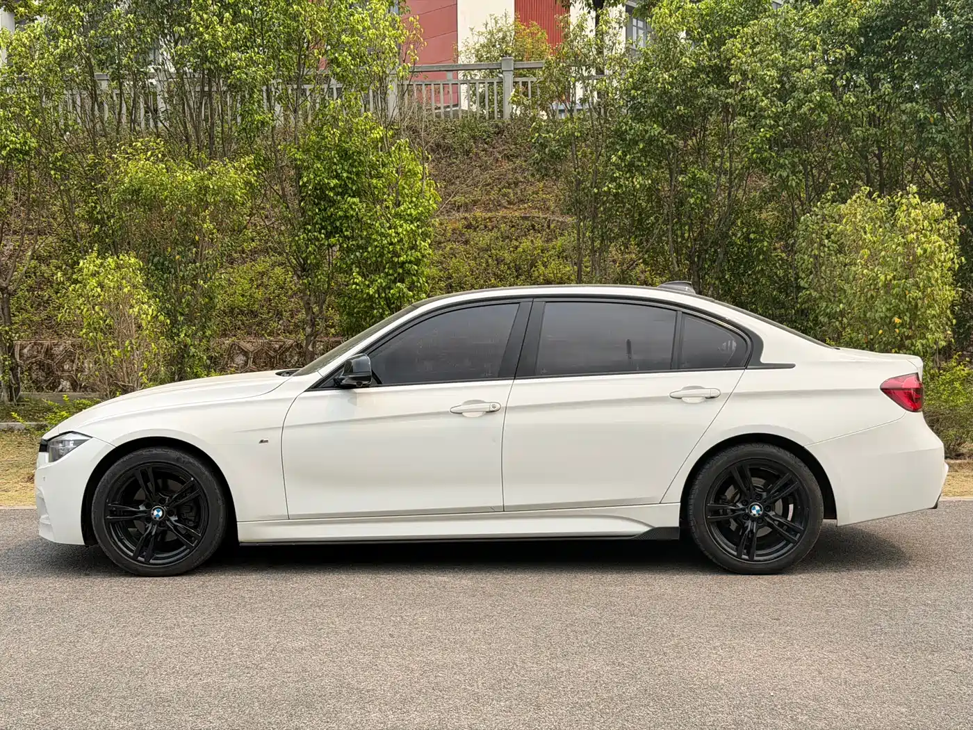 BMW 3 Series 2018 330Li M Sport Black Night Edition фото 3