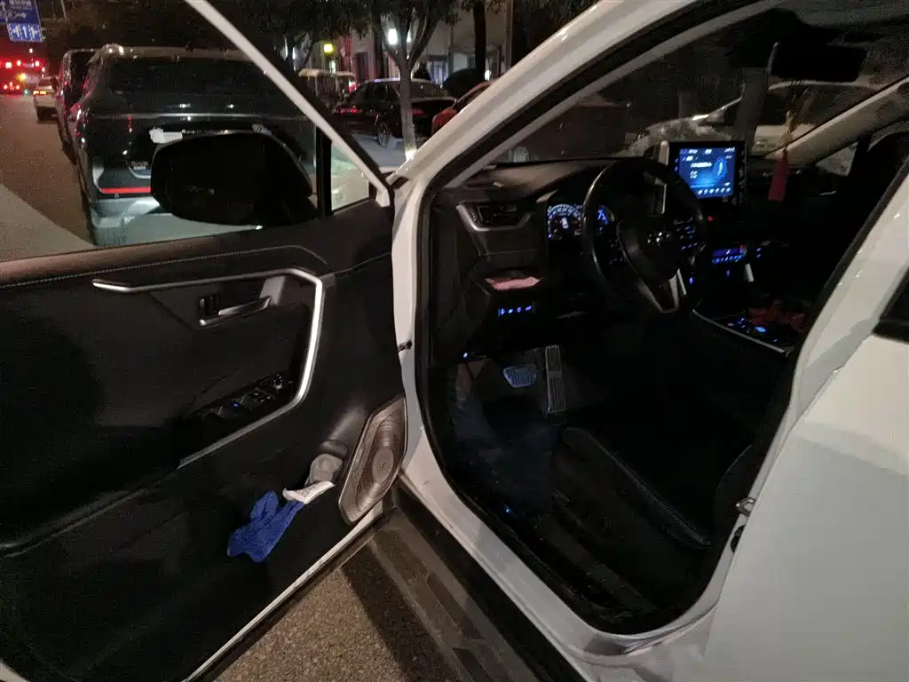 Toyota RAV4 Rongfang 2020 Hybrid 2.5L E-CVT AWD Flagship Edition фото 14