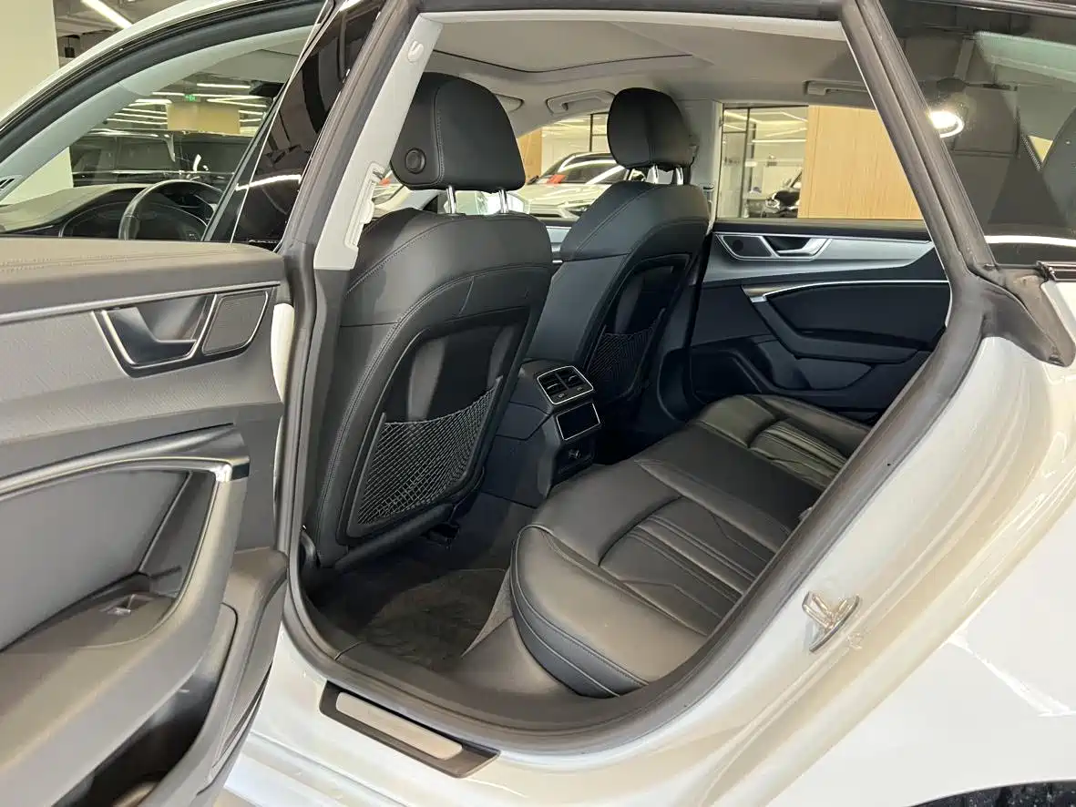Audi A7 2023 Model 45 TFSI Premium Selection Edition фото 8