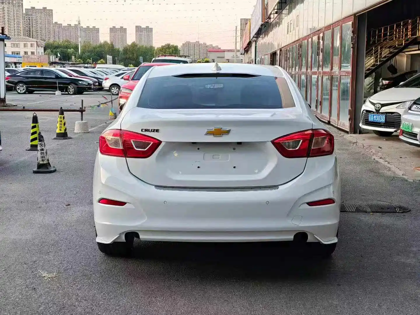 Photo 4 - Chevrolet Cruze