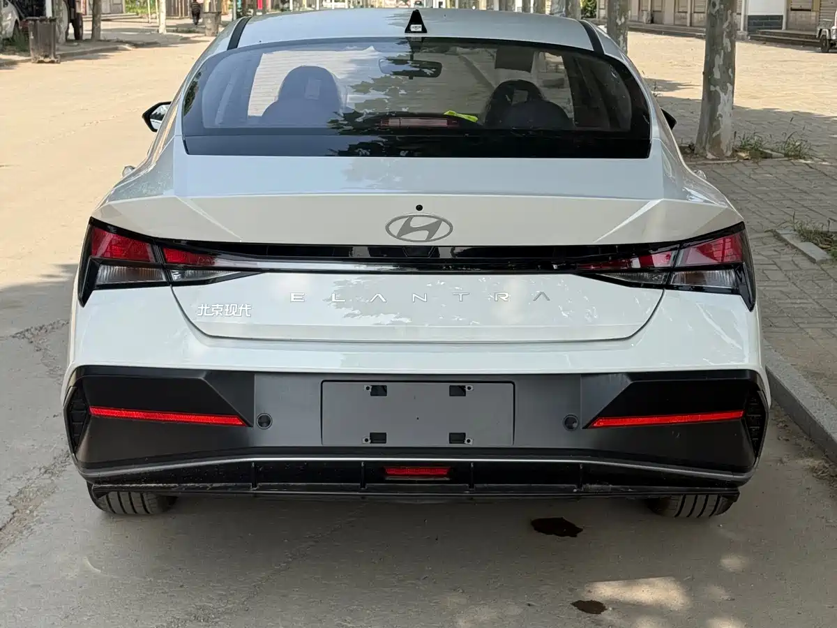 Hyundai Elantra 2023 1.5L CVT GLX Elite Edition фото 3