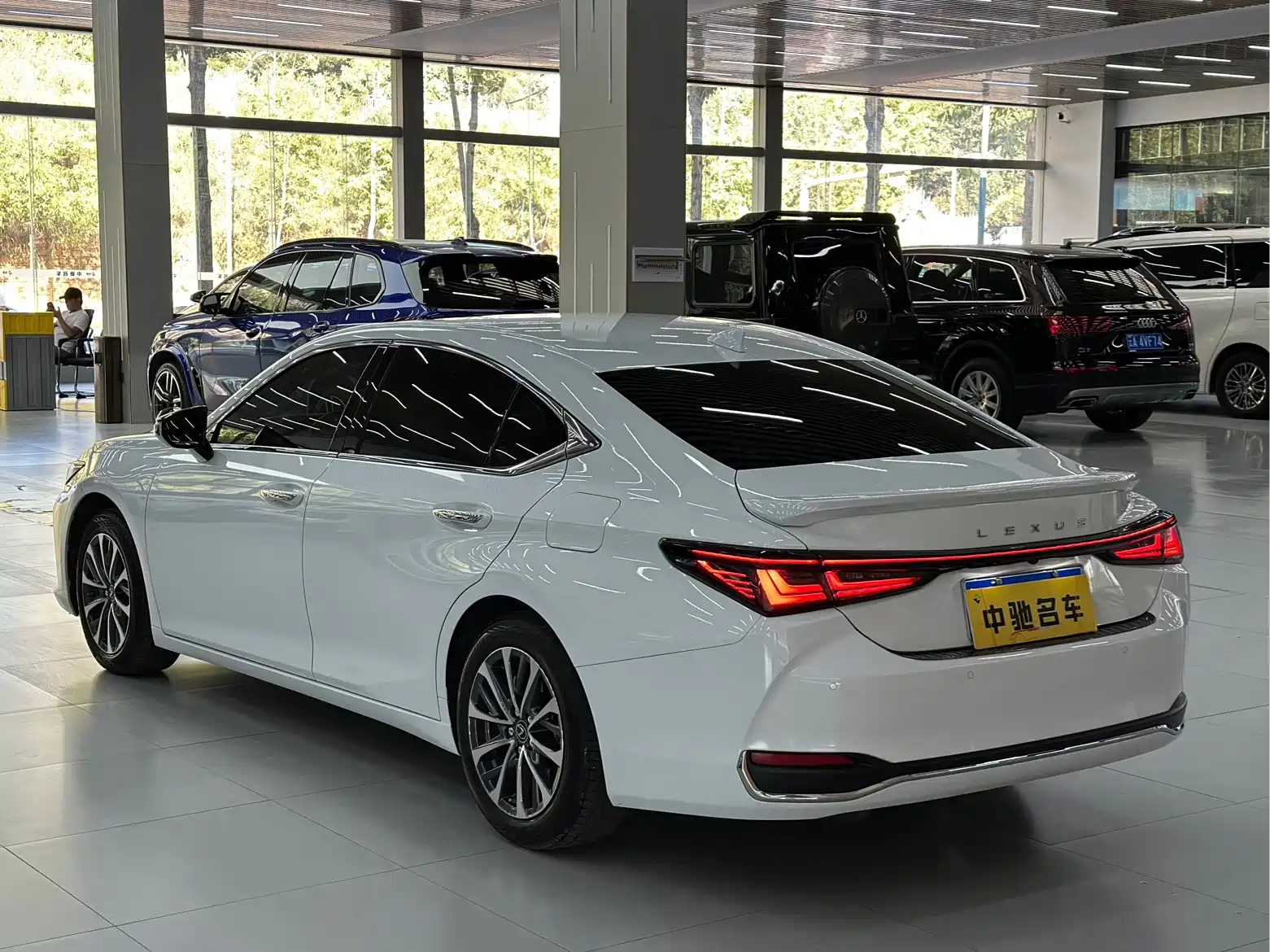 Фото 7 - Lexus ES