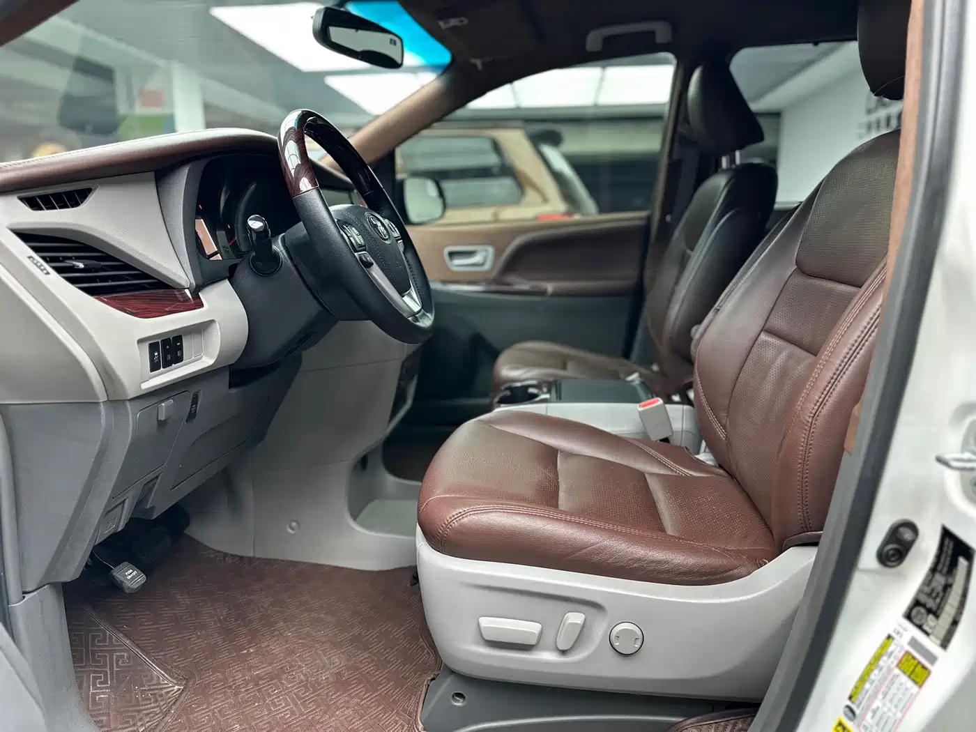 Toyota Sienna 2015 3.5L 4WD L фото 9