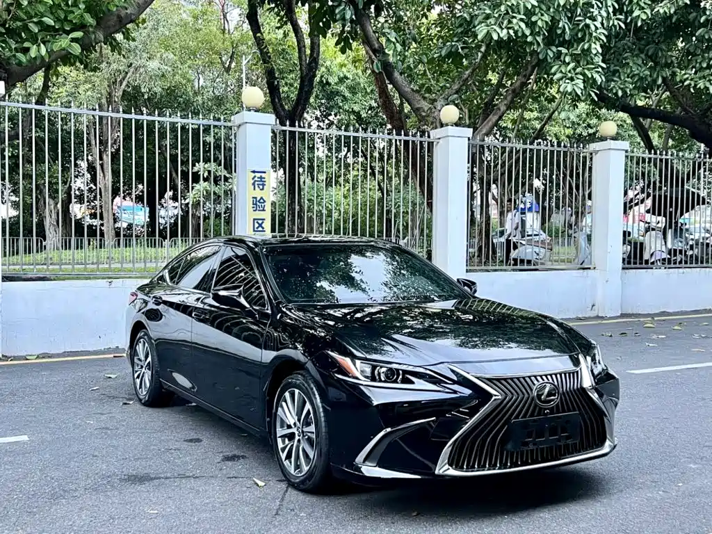 Фото 3 - Lexus ES