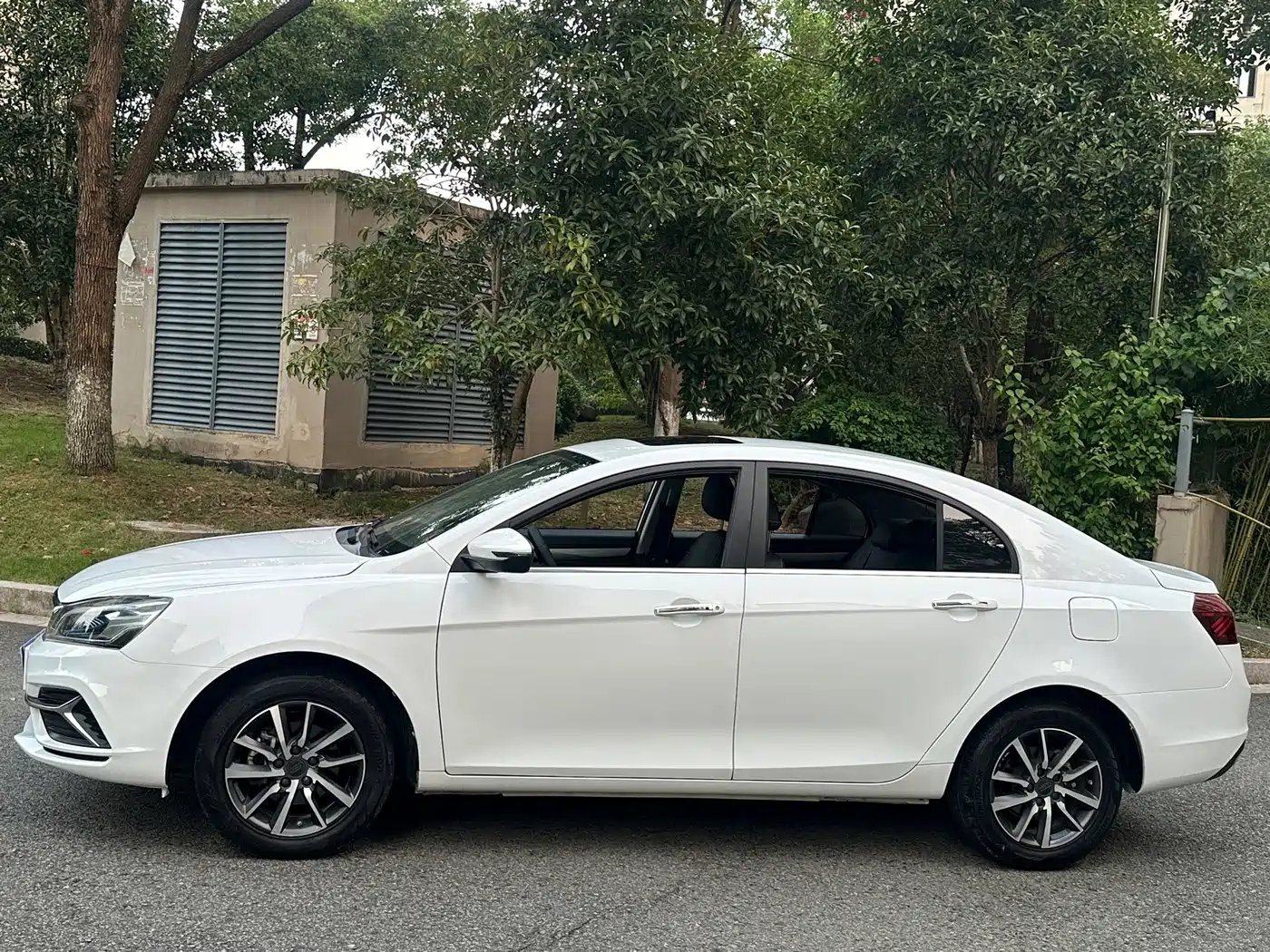Фото 7 - Geely Emgrand