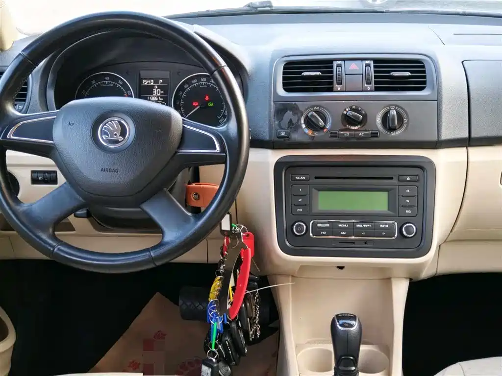 Škoda Fabia 2014 1.4L Automatic Crystal Spirit Edition фото 9