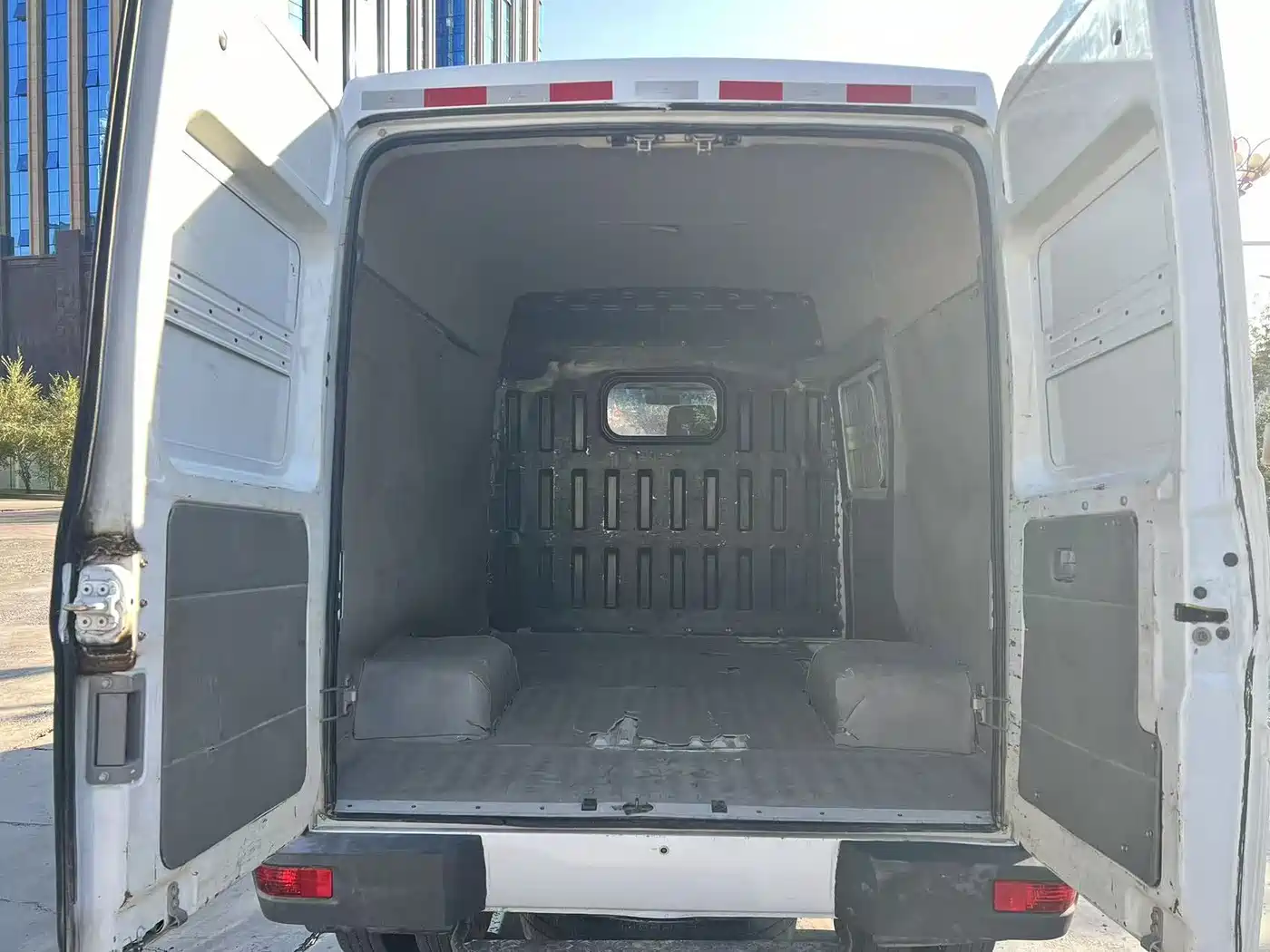 Iveco Daily 2021 2021 Model 2.8T V35 VAN Cargo Van 3 Seats Short Wheelbase Medium Roof Dual Tires Sliding Door