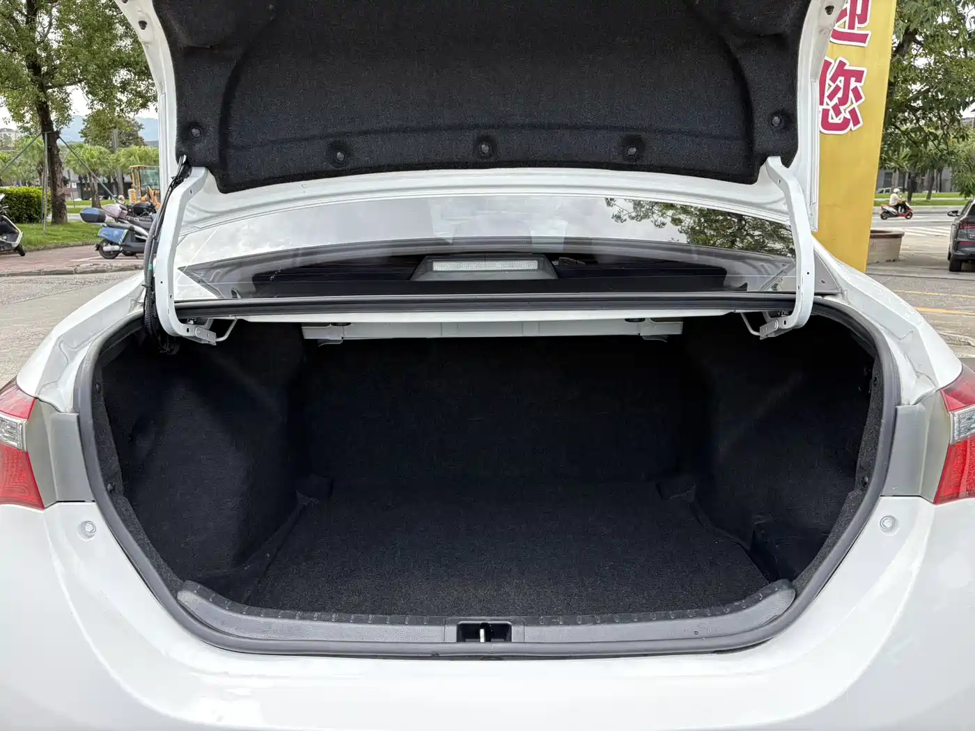 Toyota Corolla 2017 Facelift 1.6L S-CVT GL фото 13