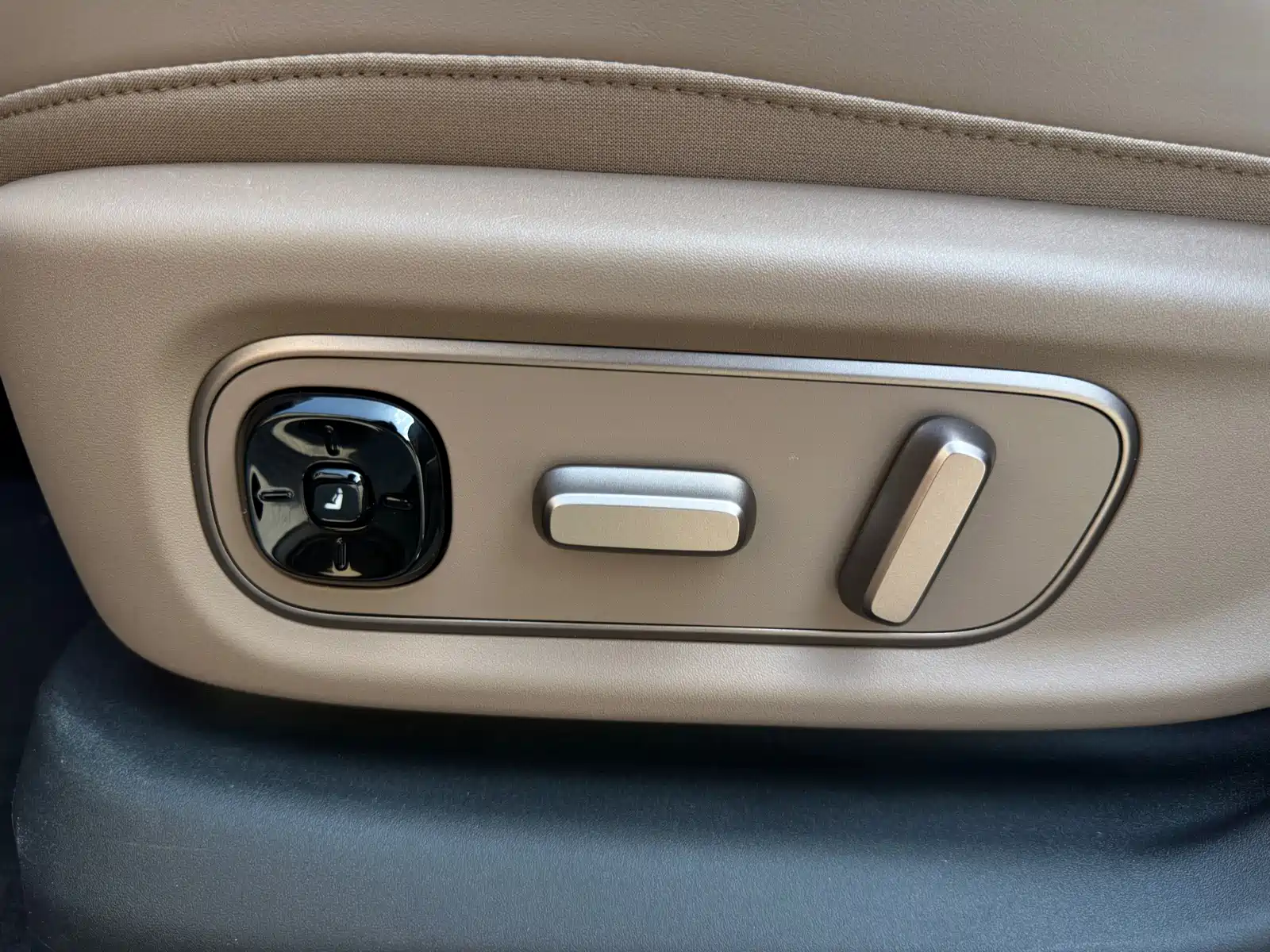 Фото 10 - Li Auto i6