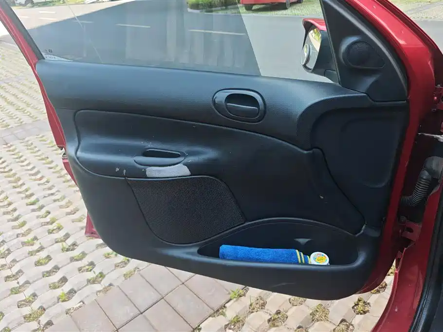 Peugeot 207 2011 Hatchback 1.4L Manual Joy Edition фото 7