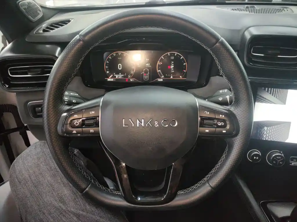 Фото 11 - Lynk & Co 02