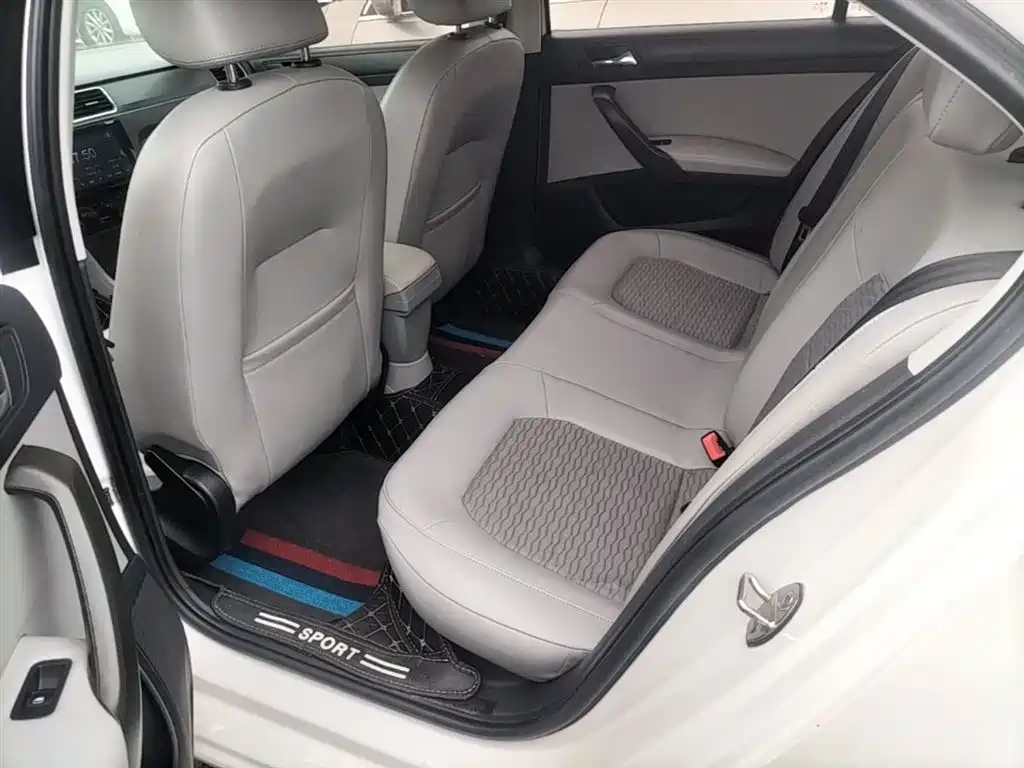 Škoda Rapid 2016 1.6L Manual Pioneer Edition фото 17