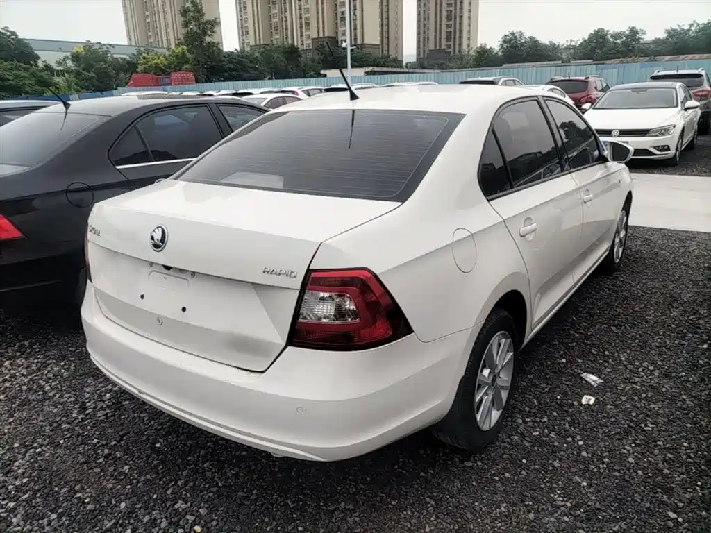 Škoda Rapid 2016 1.6L Manual Pioneer Edition фото 7