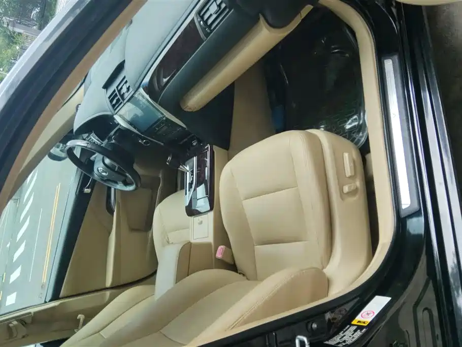 Toyota Camry 2015 2.0G Leading Edition фото 8