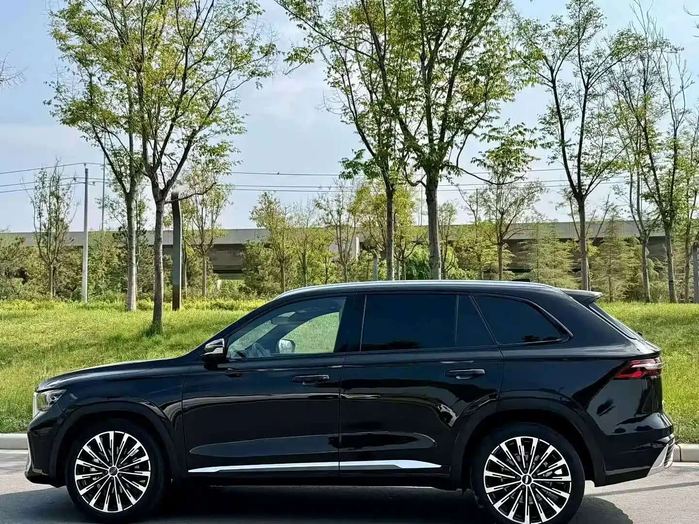 Фото 3 - Geely Monjaro