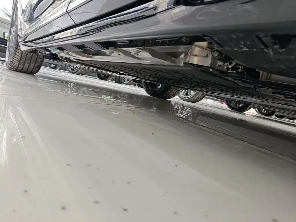 صورة 21 - Zhijie Luxeed R7