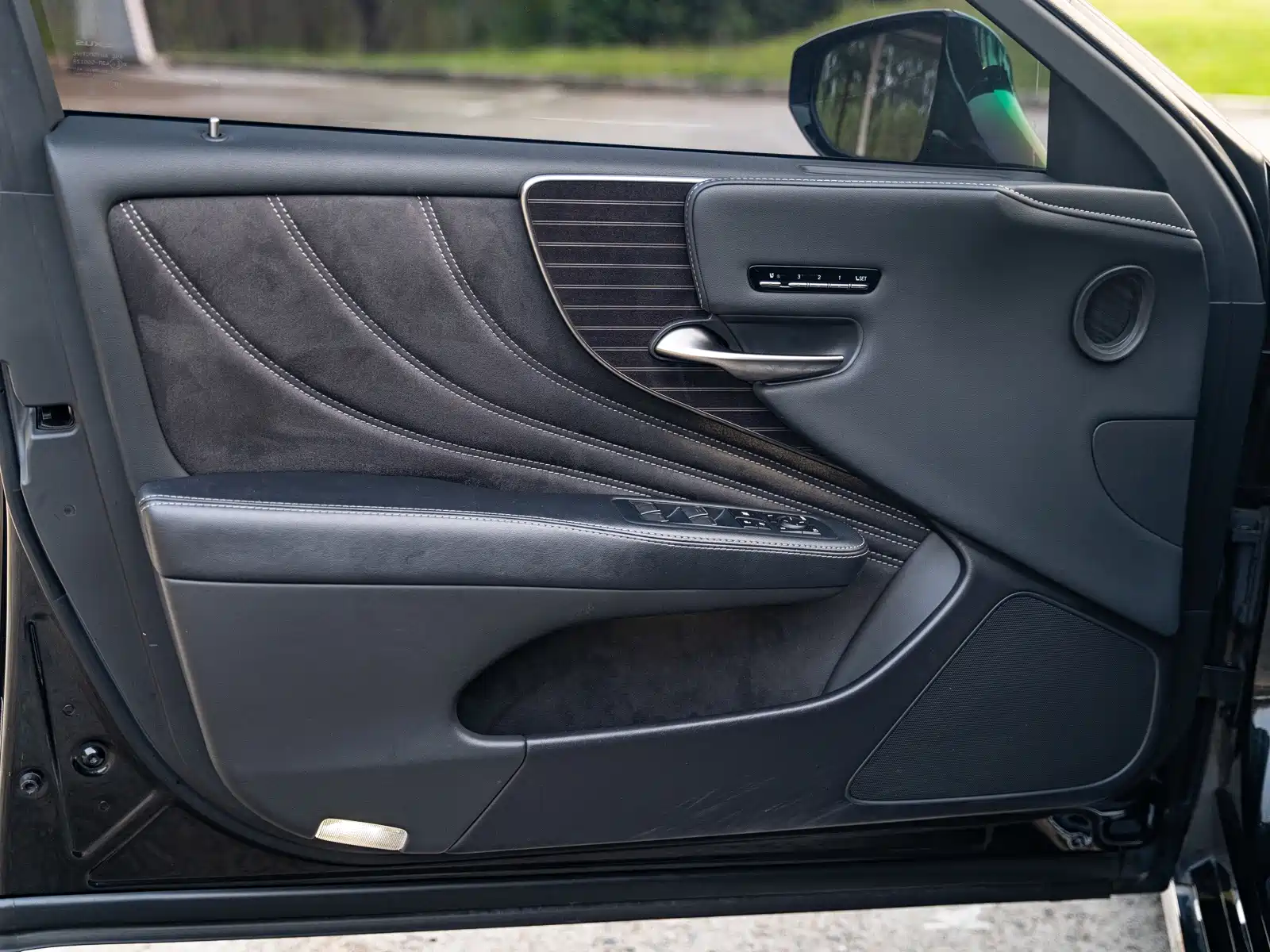 Фото 9 - Lexus LS