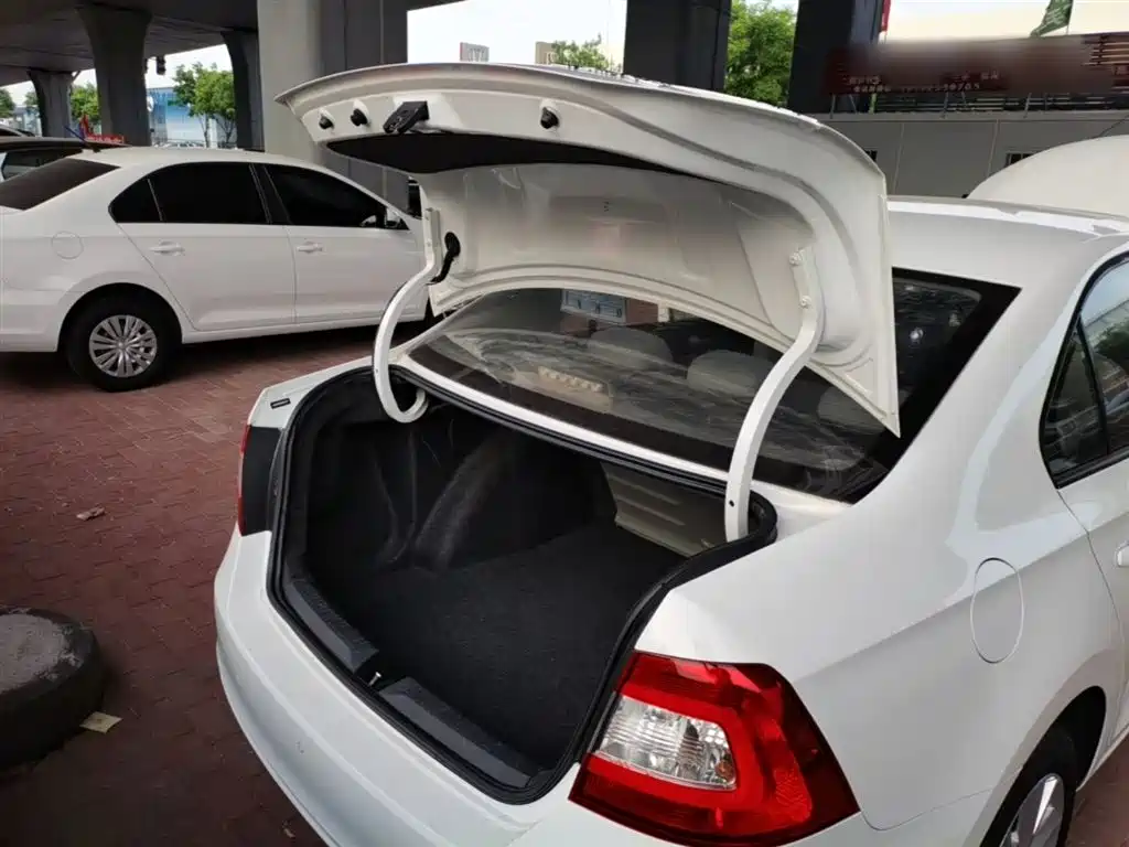 Škoda Rapid 2016 1.6L Manual Pioneer Edition фото 19