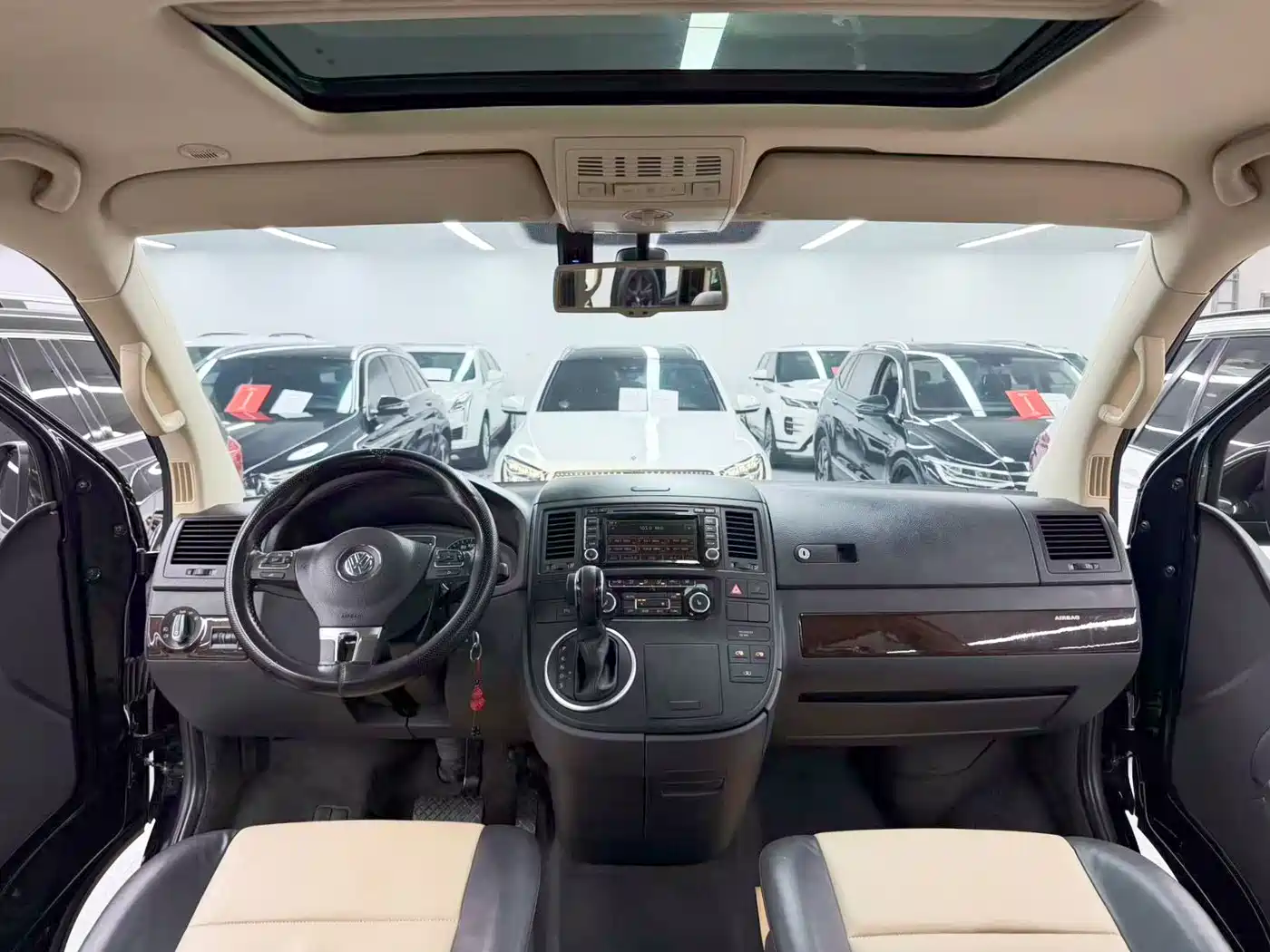 Photo 9 - Volkswagen Multivan