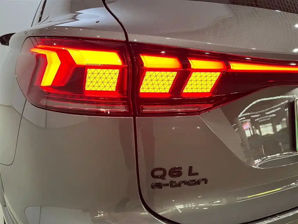 AUDI Q6L E TRON
