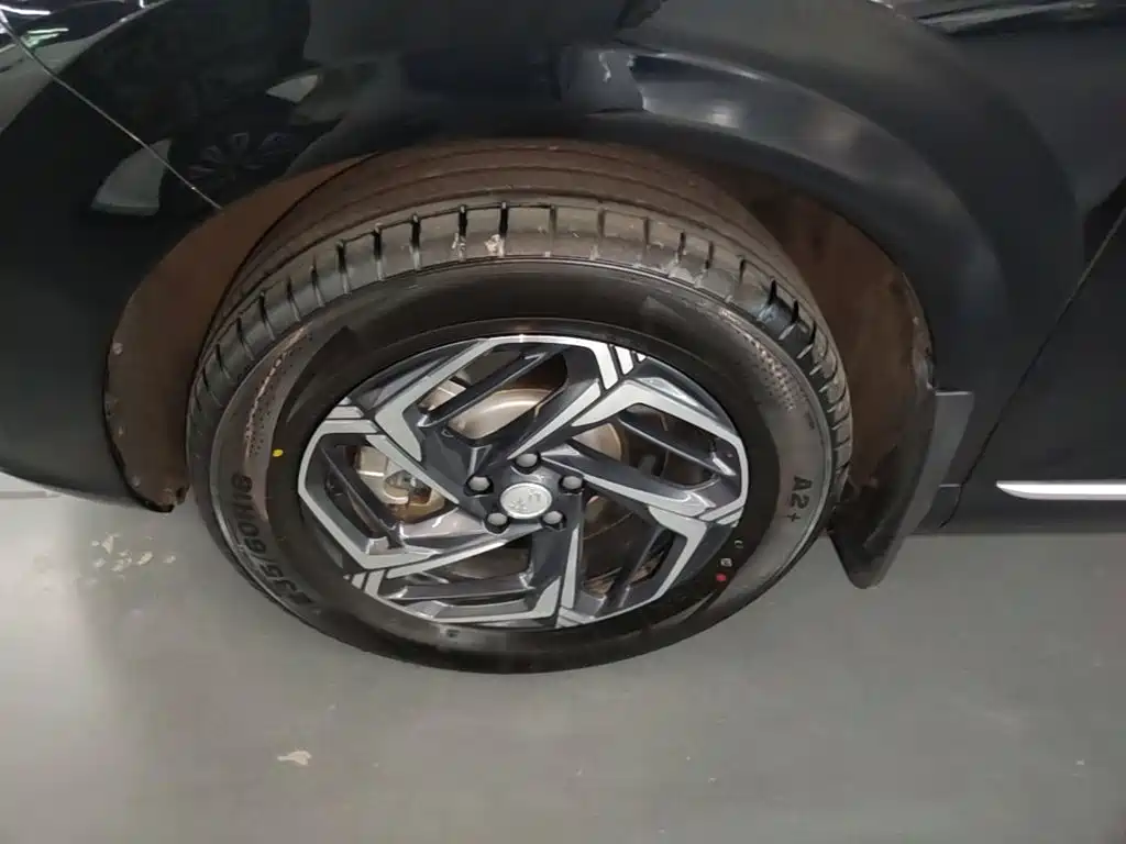 Фото 23 - Hongqi HS3