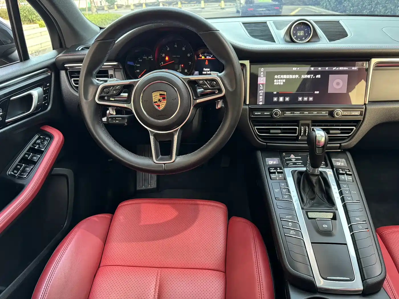 PORSCHE MACAN