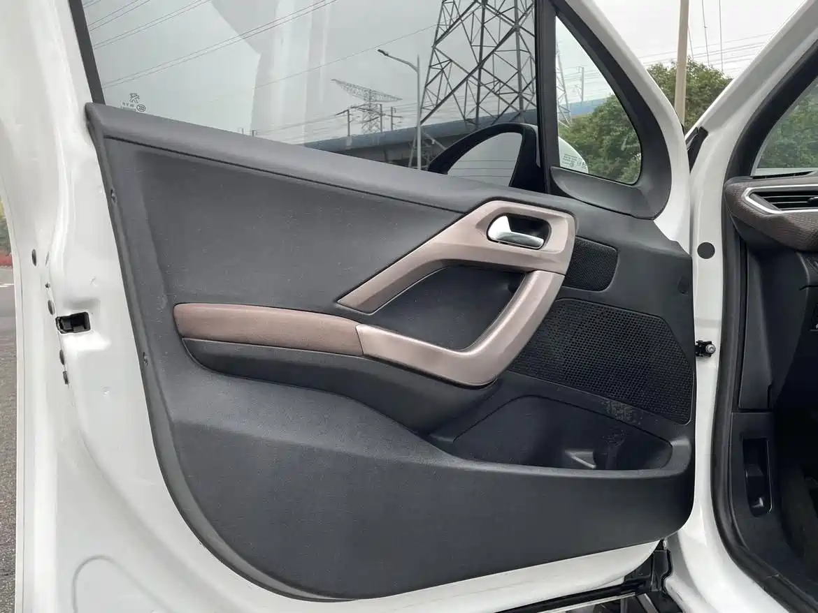 Peugeot 2008 2014 1.6L Automatic Fashion Edition фото 6