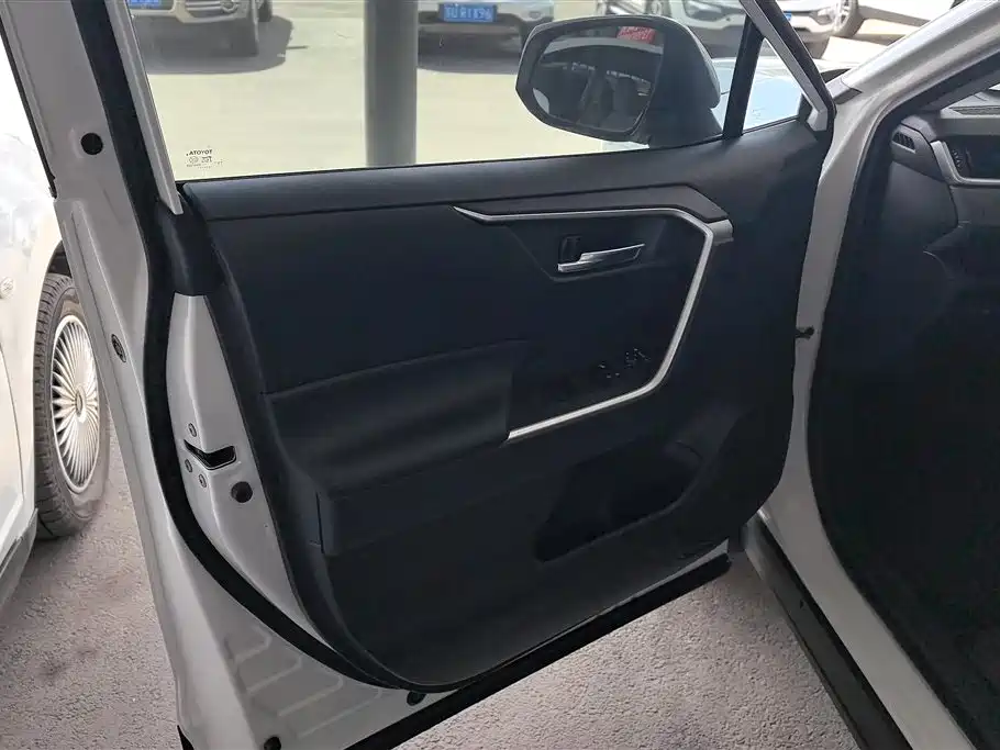 Toyota RAV4 Rongfang 2022 Hybrid 2.5L E-CVT 2WD Elite Edition фото 7