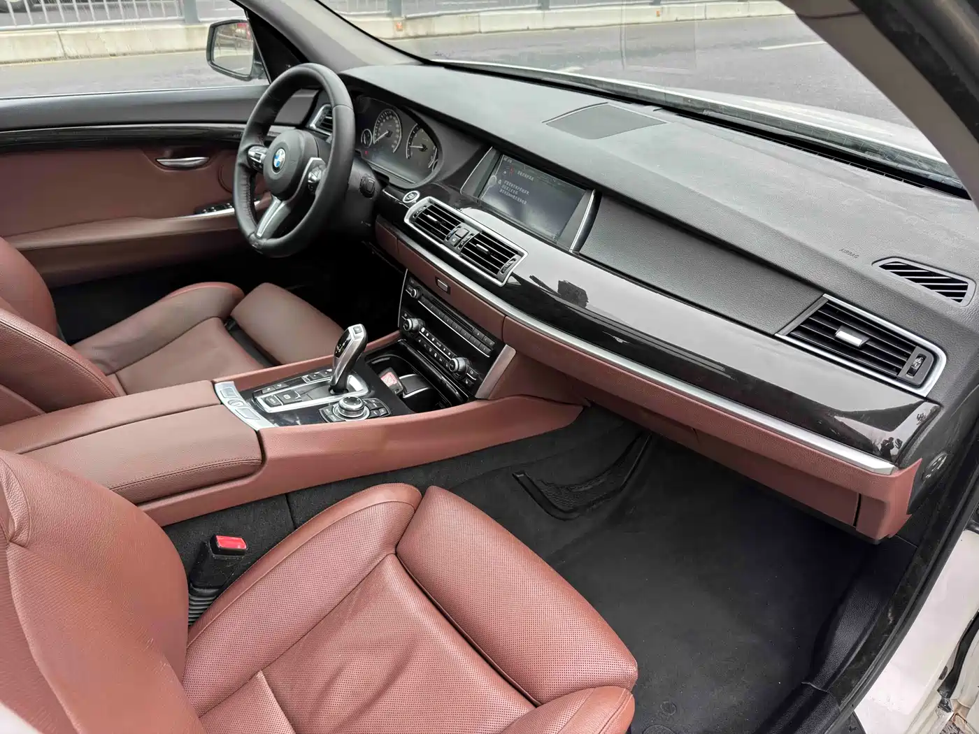 BMW 5 Series GT 2011 535i xDrive Luxury Model фото 10