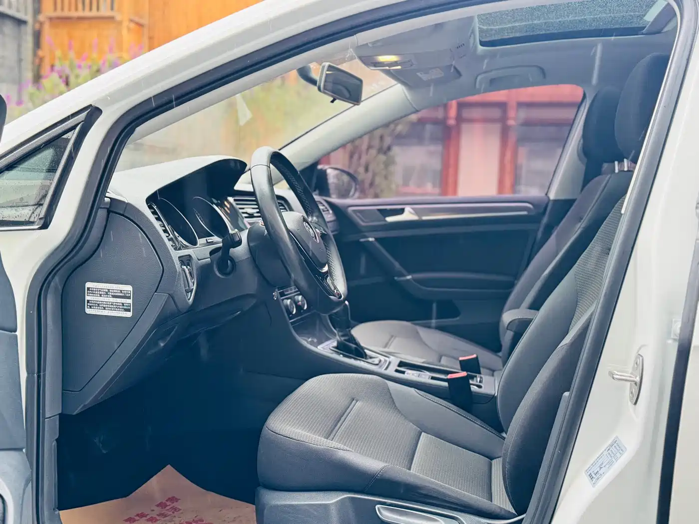 Volkswagen Golf 2017 1.6L Auto Comfort Millionth Edition фото 10