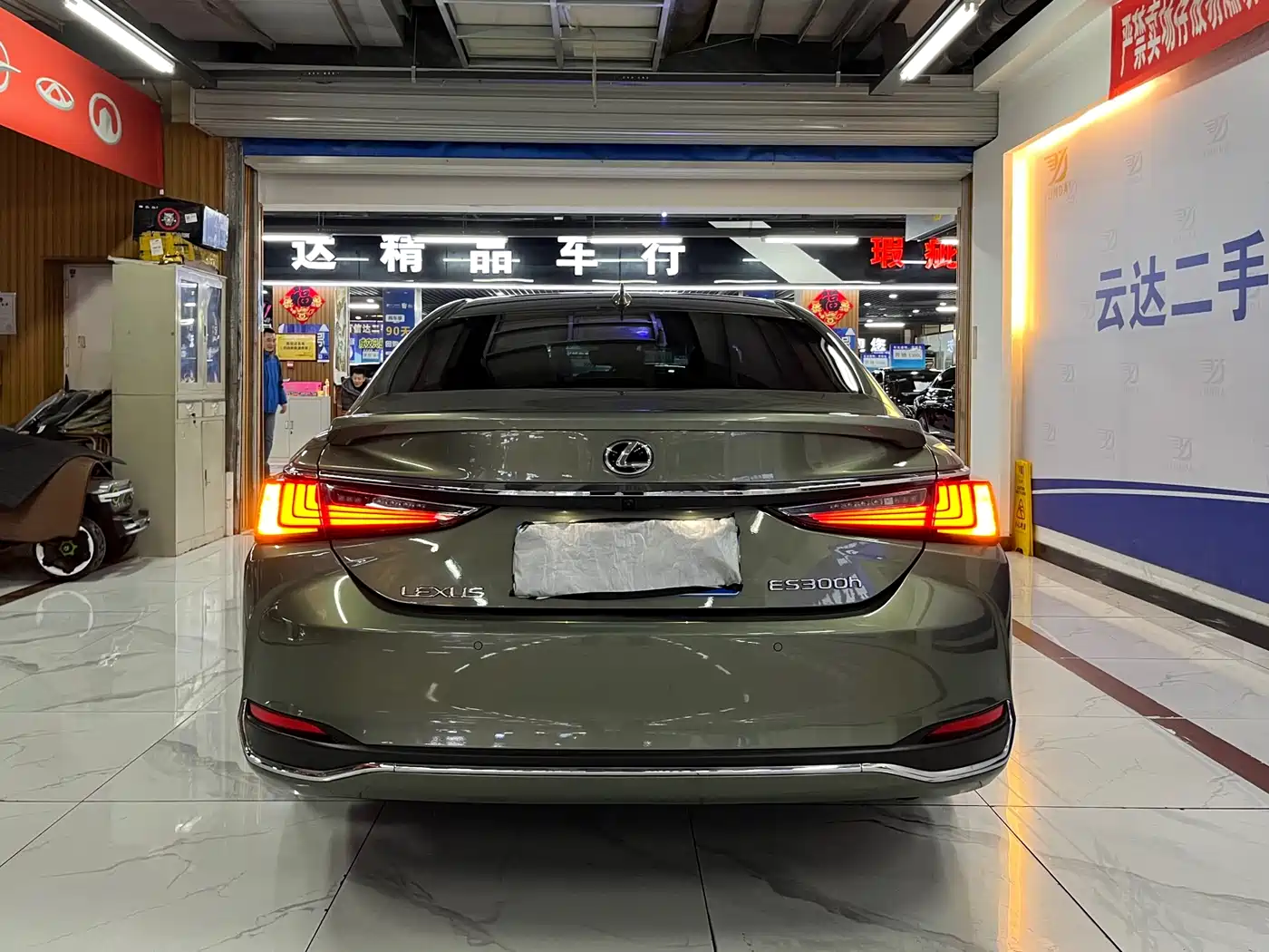 Lexus ES 2023 200 Excellence Edition фото 4