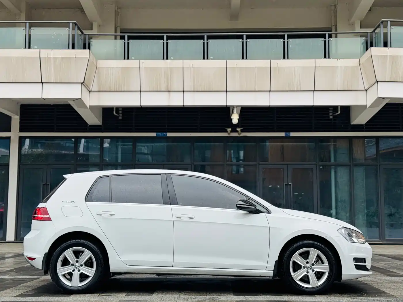 Volkswagen Golf 2017 1.6L Auto Comfort Millionth Edition фото 4