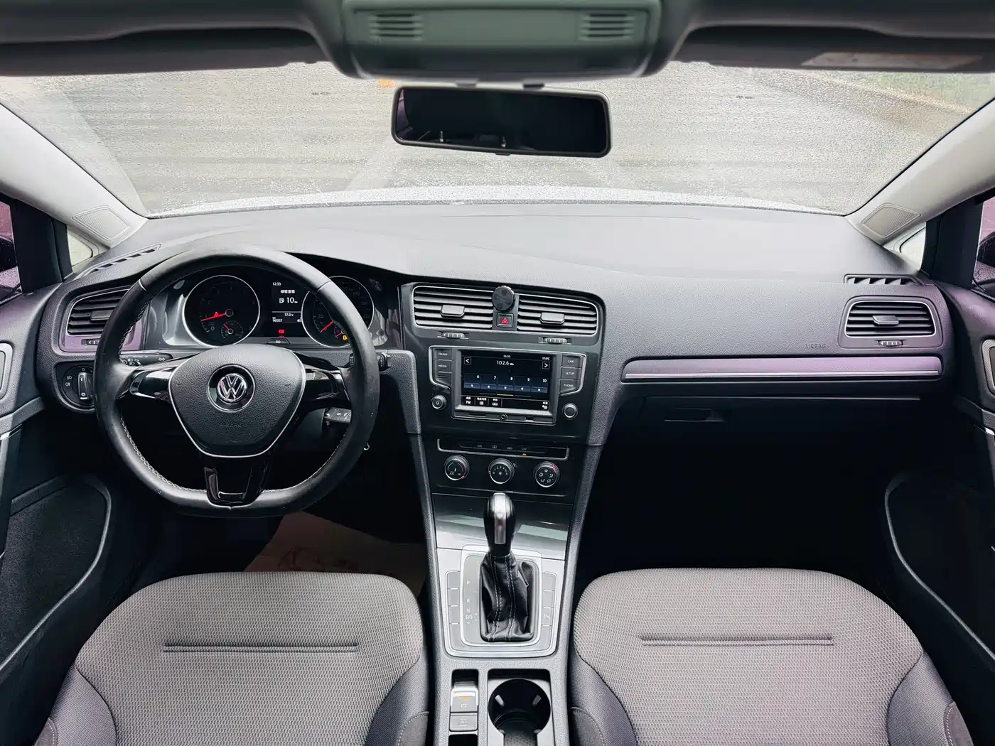 Volkswagen Golf 2017 1.6L Auto Comfort Millionth Edition фото 9