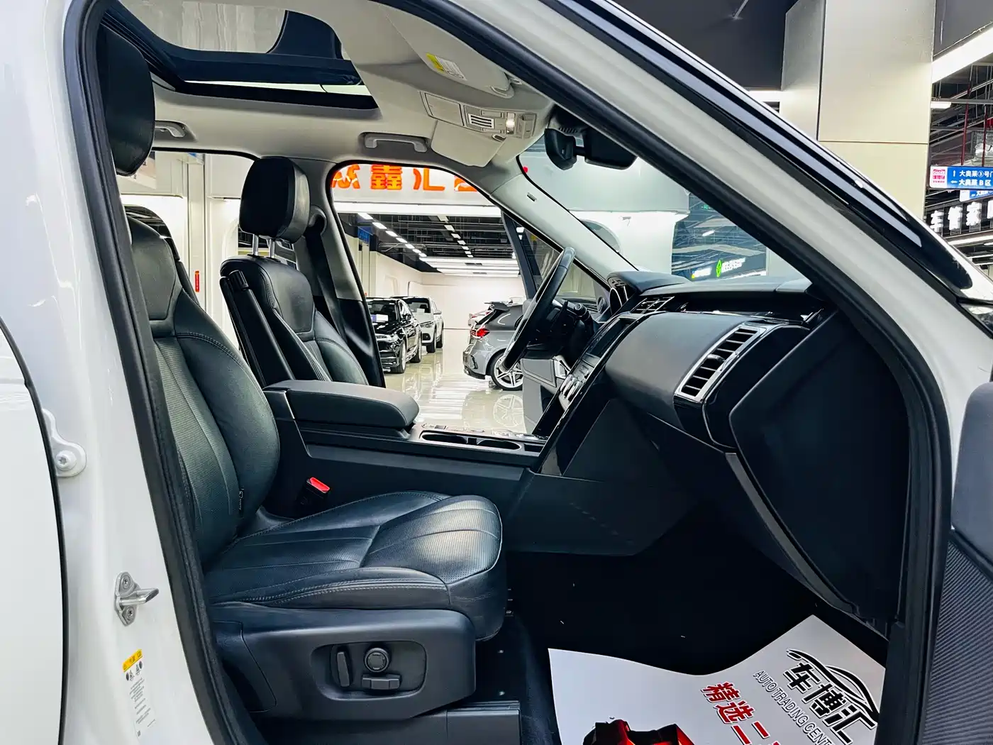 Land Rover Discovery 2017 3.0 SC V6 SE фото 12