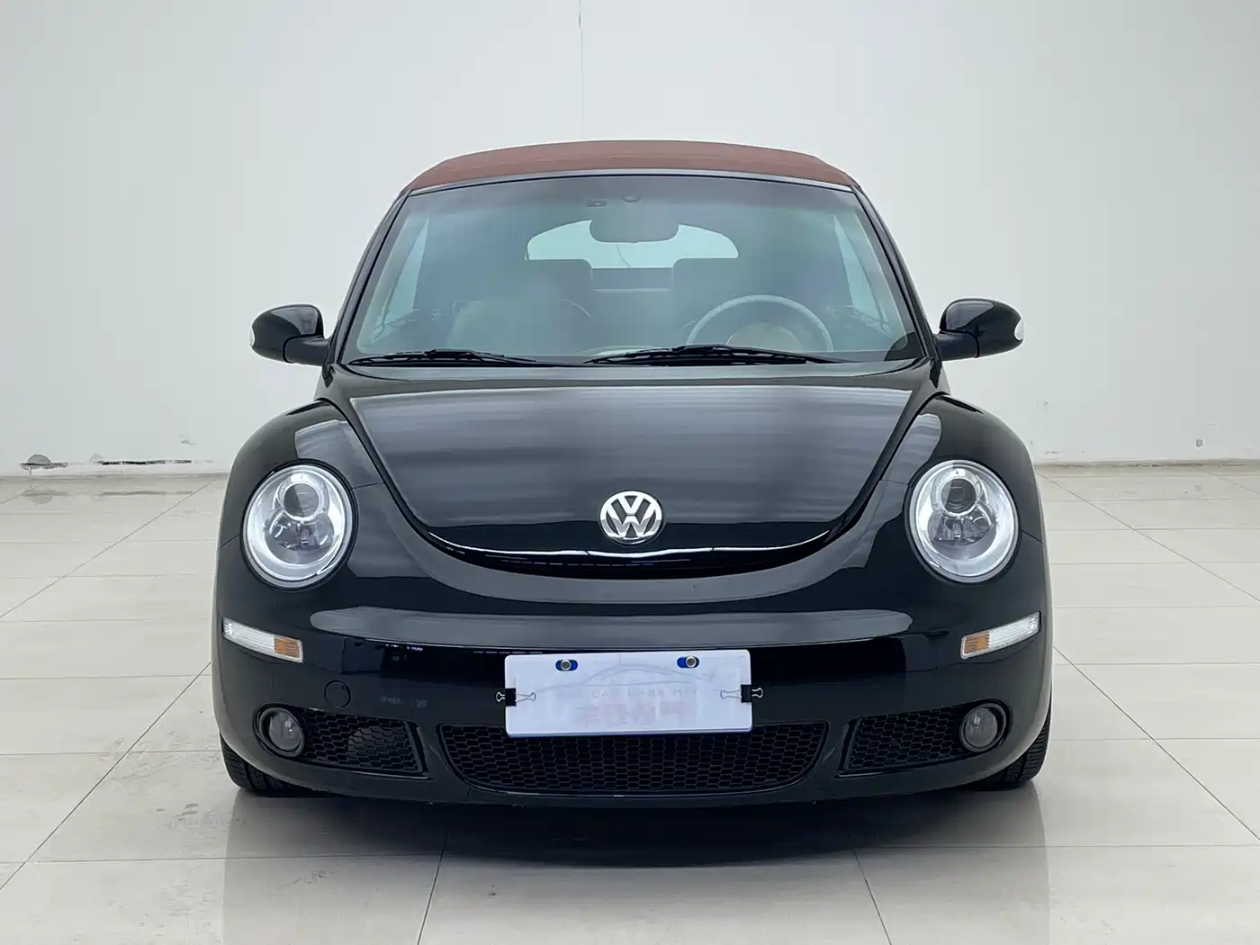 Volkswagen Beetle 2006 Model 2.0 Convertible Luxury Edition фото 2