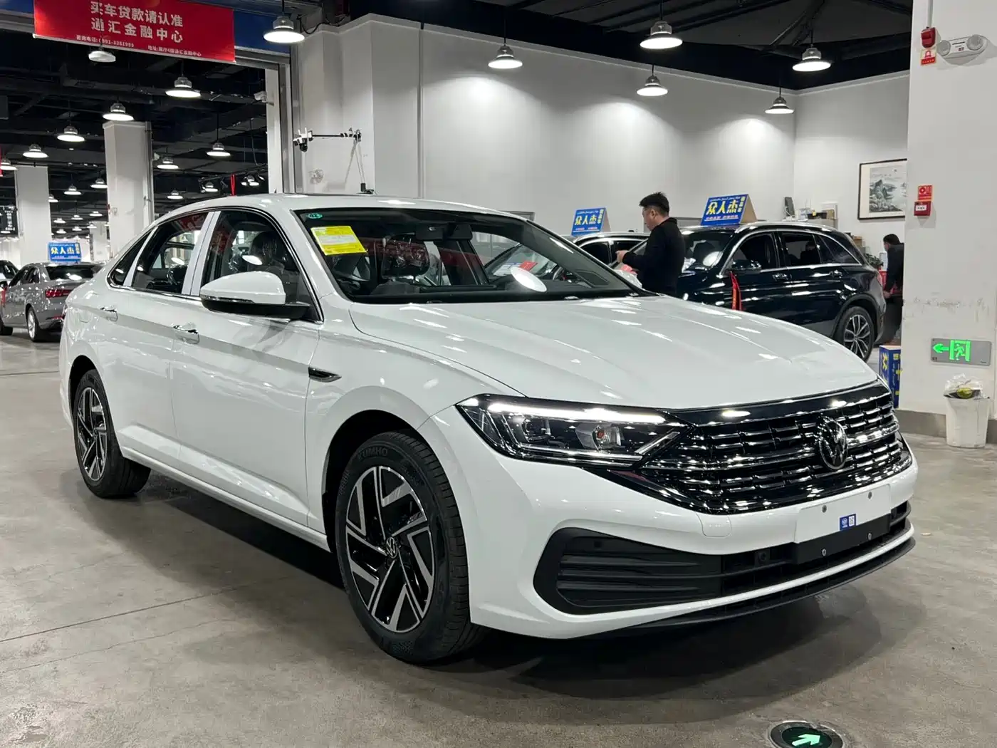 Volkswagen Sagitar 2025 300TSI DSG Flying Leap Edition фото 2