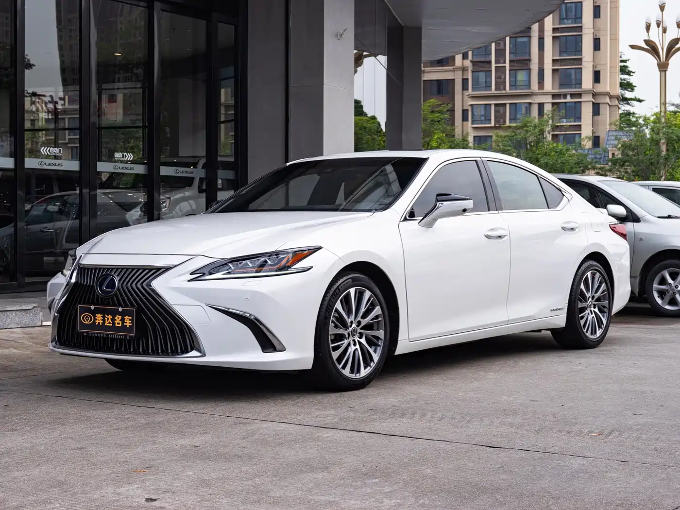 Фото 1 - Lexus ES