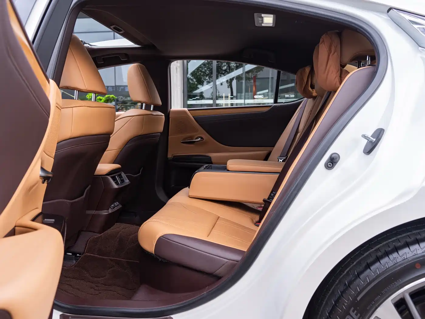 Фото 9 - Lexus ES