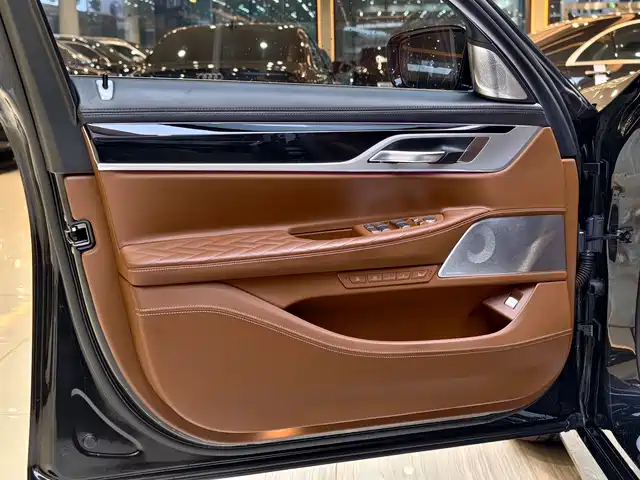 BMW 7 Series 2021 Model 740Li xDrive Executive M Sport Package — фото 4