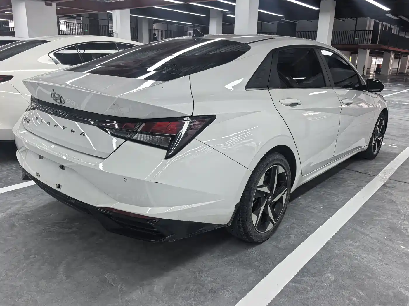 Hyundai Elantra 2022 1.5L CVT LUX Premium Edition фото 14