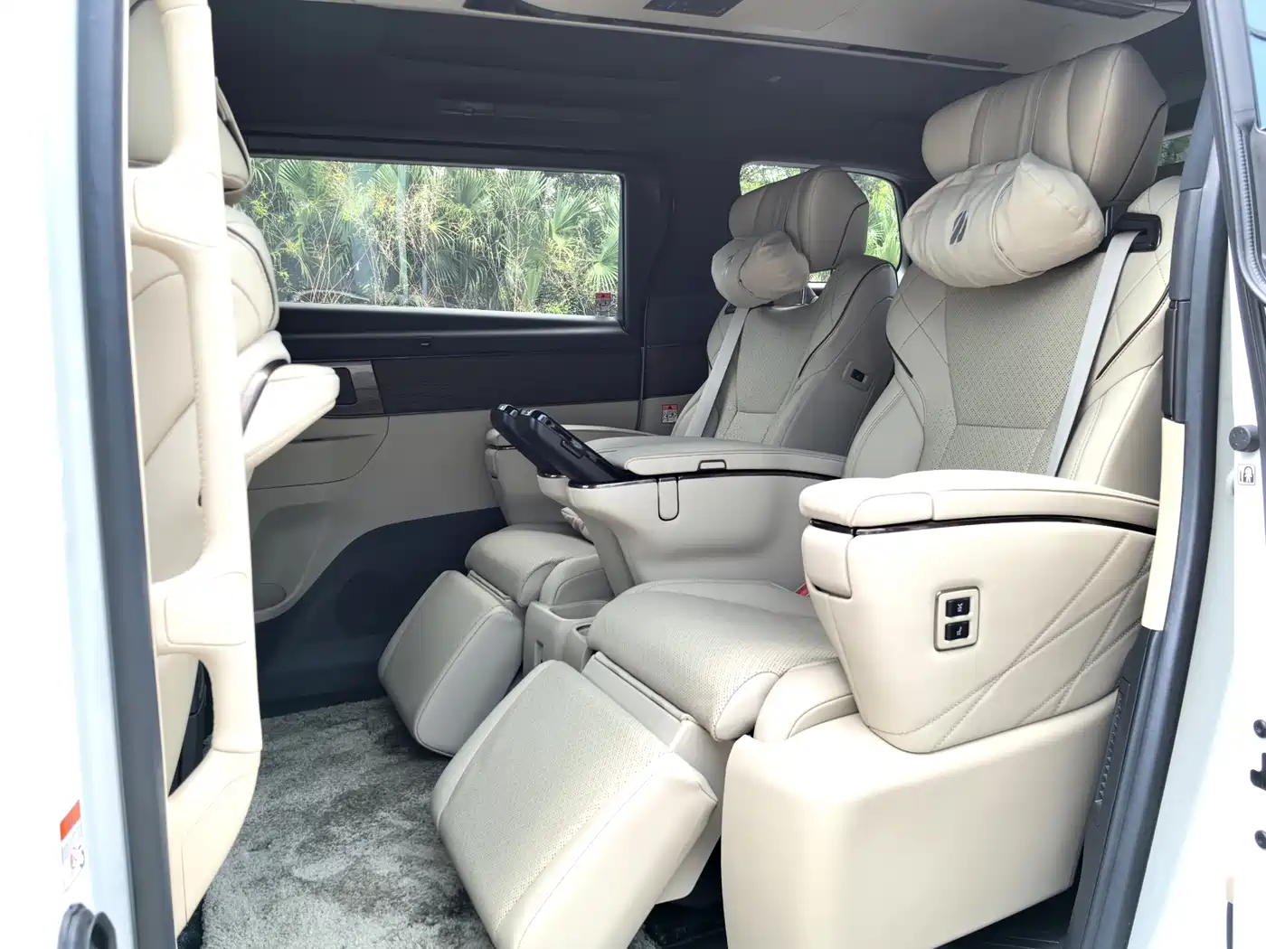 Toyota Alphard 2024 Hybrid 2.5L Ultimate Enjoyment Edition фото 20