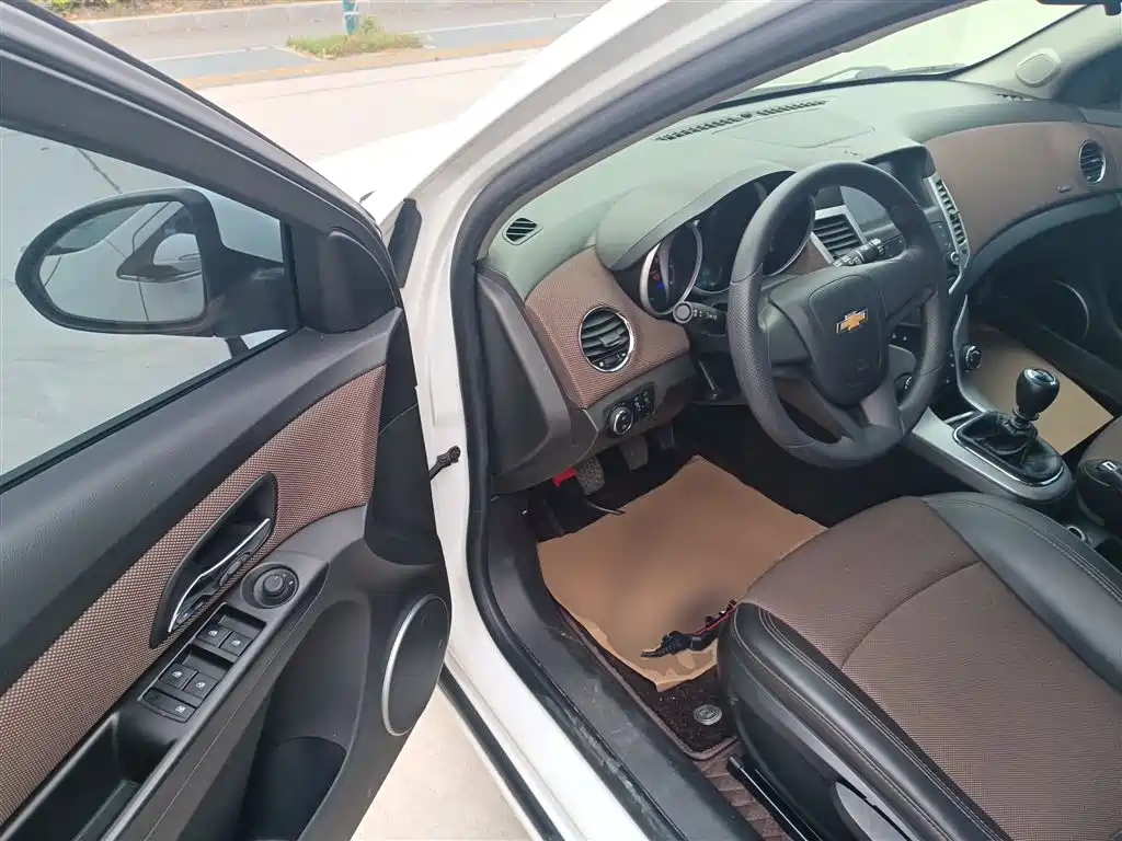 Chevrolet Cruze 2015 Hatchback 1.6L Manual Comfort фото 16