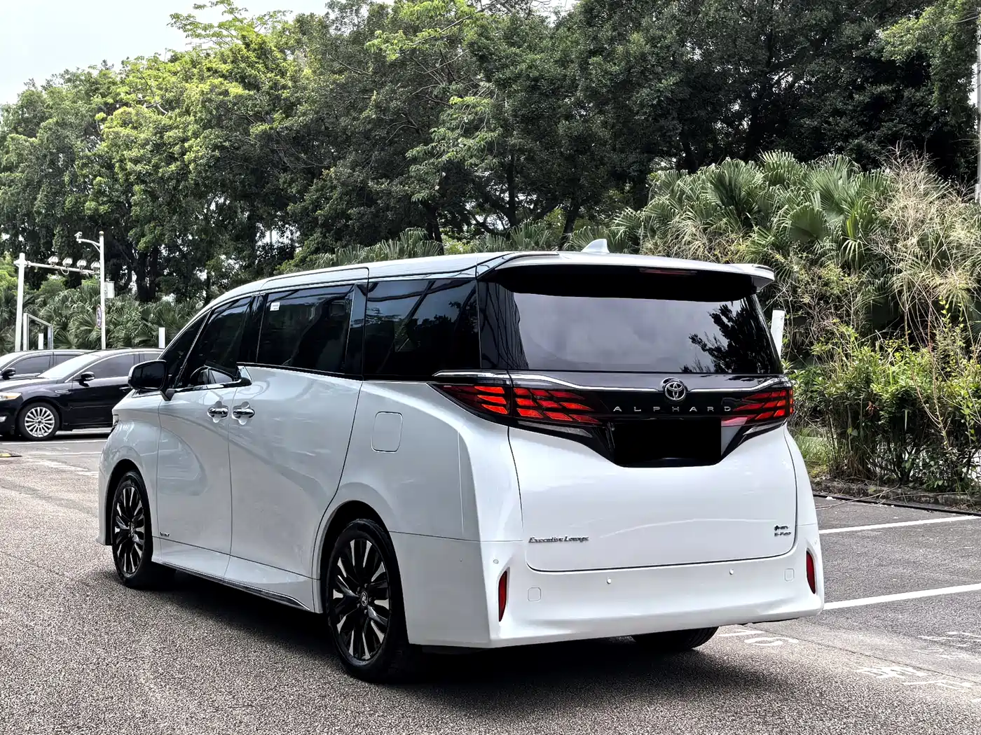 Toyota Alphard 2024 Hybrid 2.5L Ultimate Enjoyment Edition фото 21