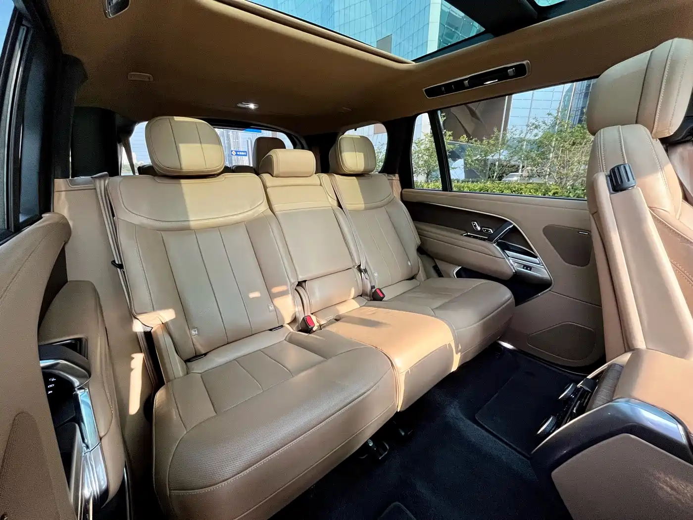 Land Rover Range Rover 2023 3.0 L6 400PS Golden Age 7-Seater Long Wheelbase фото 13